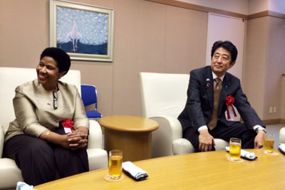 UN Women Executive Director Phumzile Mlambo-Ngcuka and Japanese Prime Minister Shinzō Abe sit in the newly inaugurated UN Women liaison office in Bunkyo City on 30 August 2015. 