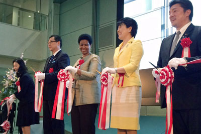 Holding inaugural ribbons at a ceremony for the opening of the new office in Bunkyo City, were (left to right): UN Women Liaison Office Director Kayoko Fukushima, Mayor of Bunkyo City Hironobu Narisawa, UN Women Executive Director Phumzile Mlambo-Ngcuka, Minister in Charge of Women’s Empowerment Haruko Arimura, and State Minister for Foreign Affairs Yasuhide Nakayama. Photo: UN Women/Kristin Hetlet
