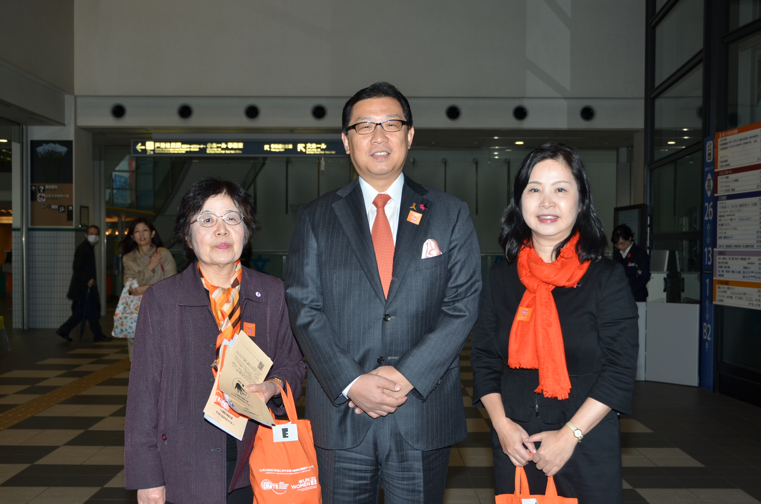 成澤文京区長（中央）、岡田文京区女性団体連絡会会長（左）と福嶌UN Women日本事務所所長（右）
